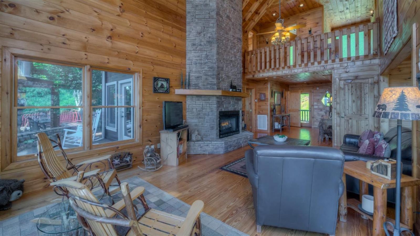 Pinecrest Lodge - Views In Aska Adventure Area ブルーリッジ山脈 エクステリア 写真