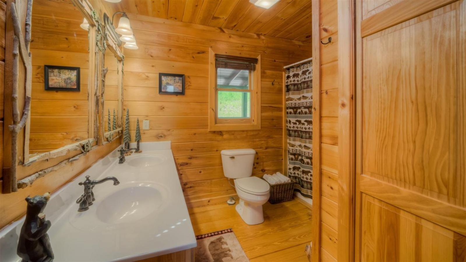 Pinecrest Lodge - Views In Aska Adventure Area ブルーリッジ山脈 エクステリア 写真